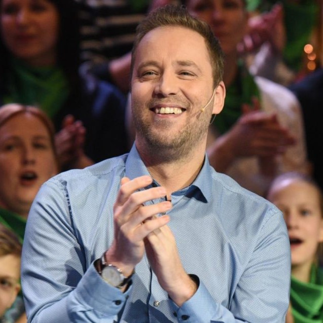 Spredd komēdijas pasākuma komēdijas uzstāšanās vakars ar sasmaidušo komiķi, kas uzstājas ar mikrofonu Latvijas koncertzālē.