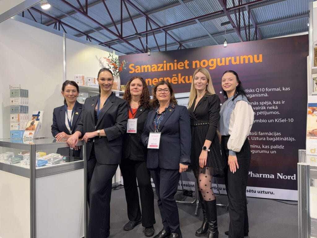 Augstas kvalitātes farmaceitu komanda prezentē veselības produktus izstādē, apvienojot profesionālu pieredzi un inovāciju, lai veicinātu sabiedrības labsajūtu un piedāvātu efektīvus uztura un veselības risinājumus.
