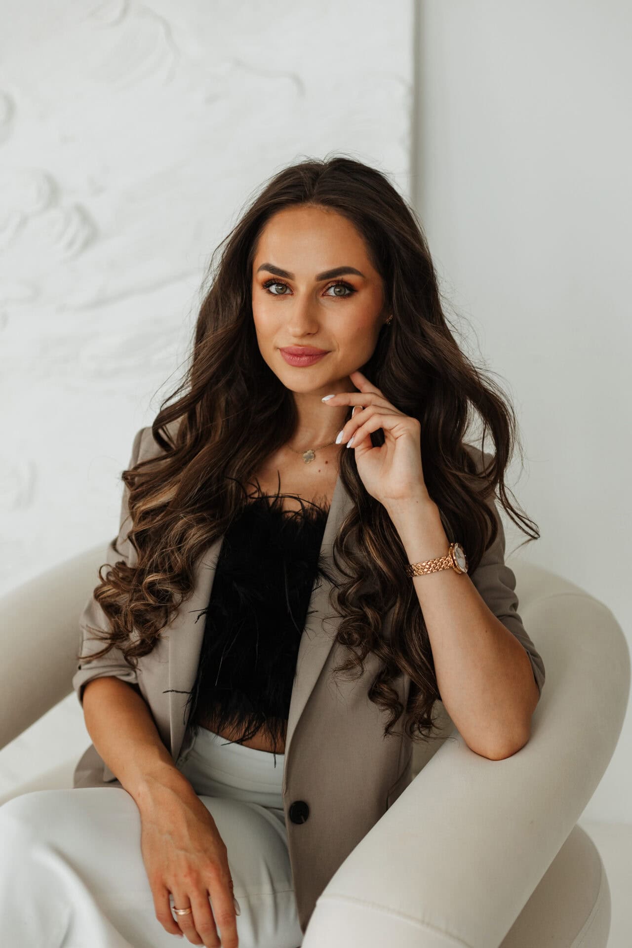 1. Sieviešu moderna uzņēmējdarbības stilīga sieviete ar brīvroku sēž ballītes vai darba vide, modē un biznesa apģērbā, augstākās kvalitātes portrets, balts fons, delikāts un profesionāls.