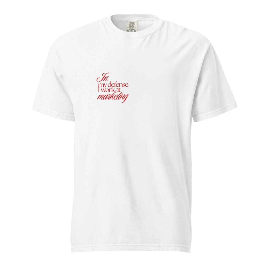 Izvērsēta baltas T-krekli ar sarkanu tekstu, modernas un ērtas ikdienas apģērbi, labs stila papildinājums.