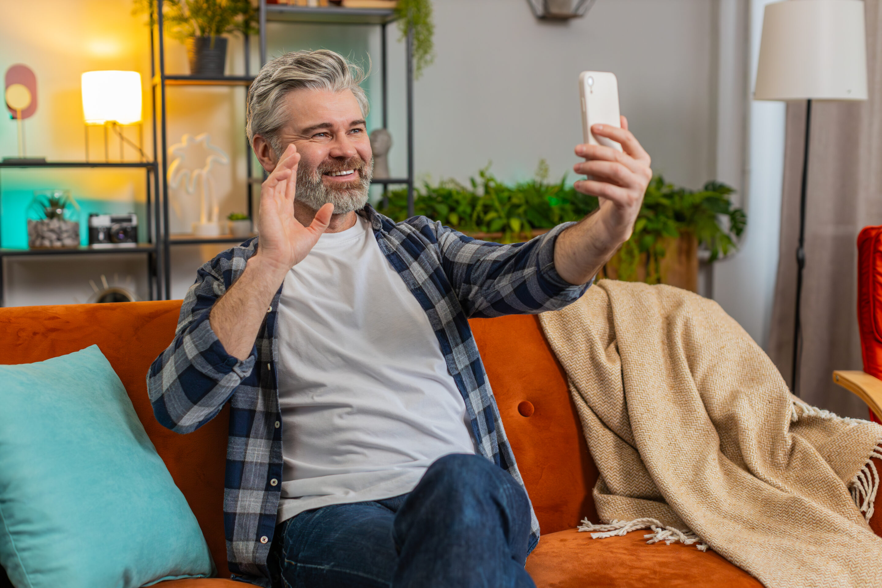 Vēl pavisam nesen TikTok tika uztverts kā jauniešu platforma - ātrs, skaļš un orientēts uz Gen Z auditoriju. Taču realitāte strauji mainās. TikTok arvien biežāk kļūst par ikdienas daļu arī vecāka gadagājuma cilvēkiem, tostarp senioriem.